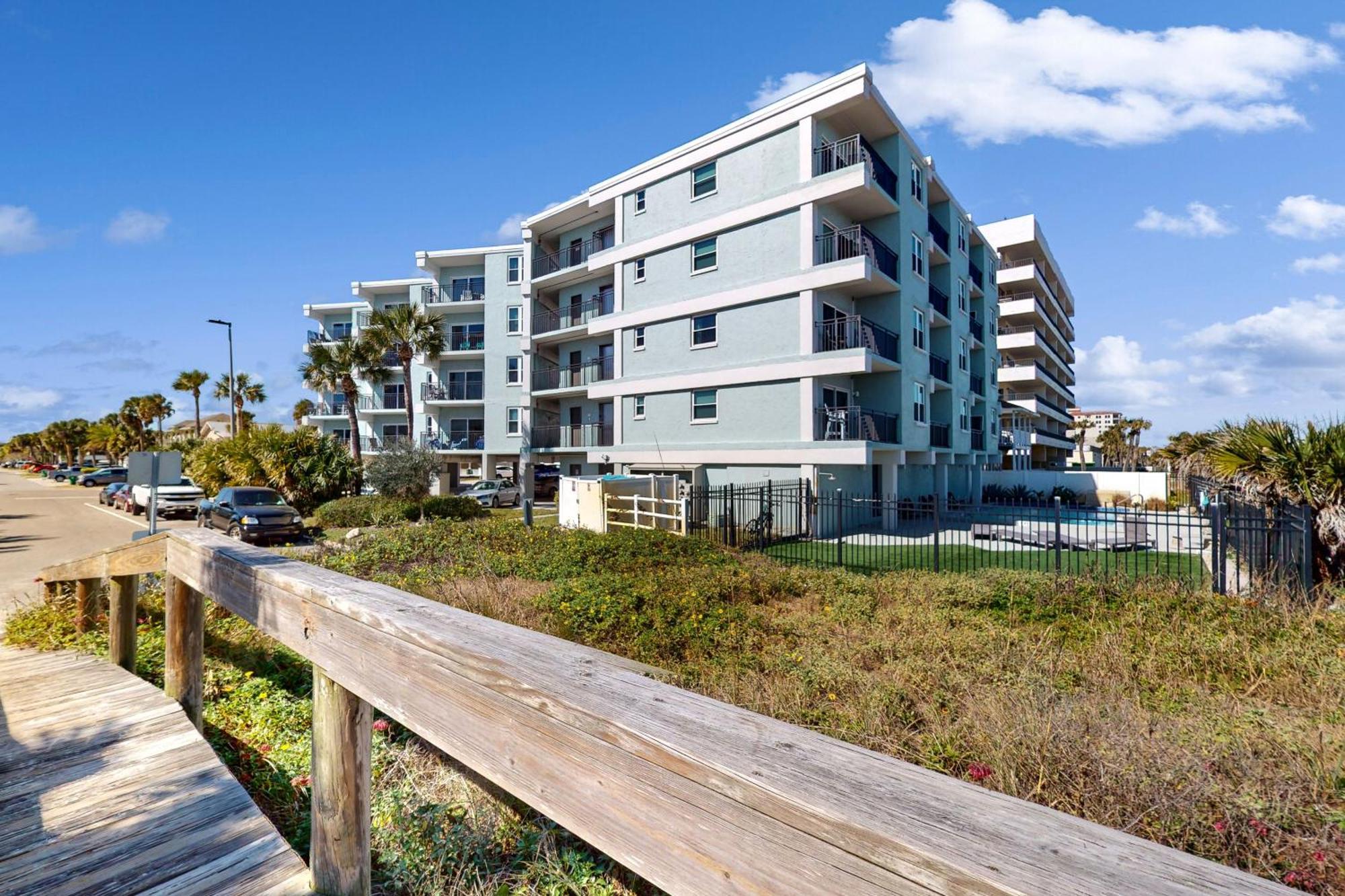 Jax Beach Oceanfront Getaway Джэксонвилл-Бич Номер фото